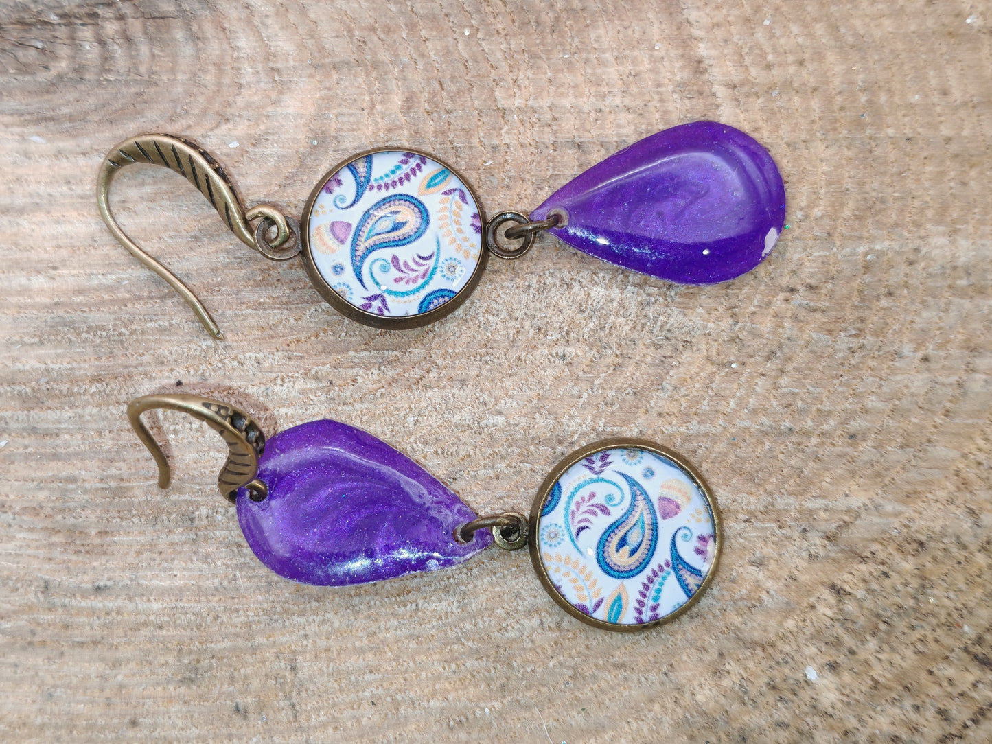 Boucles d’oreilles asymétriques – Arabesques violettes et gouttes nacrées