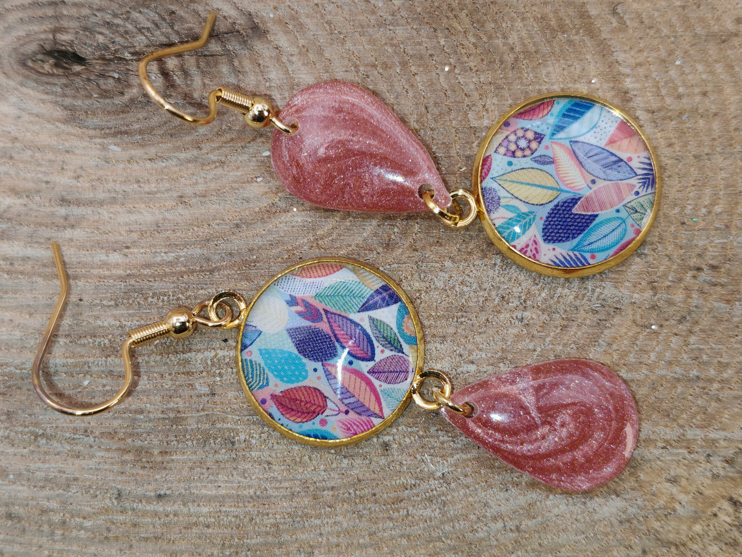 Boucles d’oreilles asymétriques – Feuilles poudrées