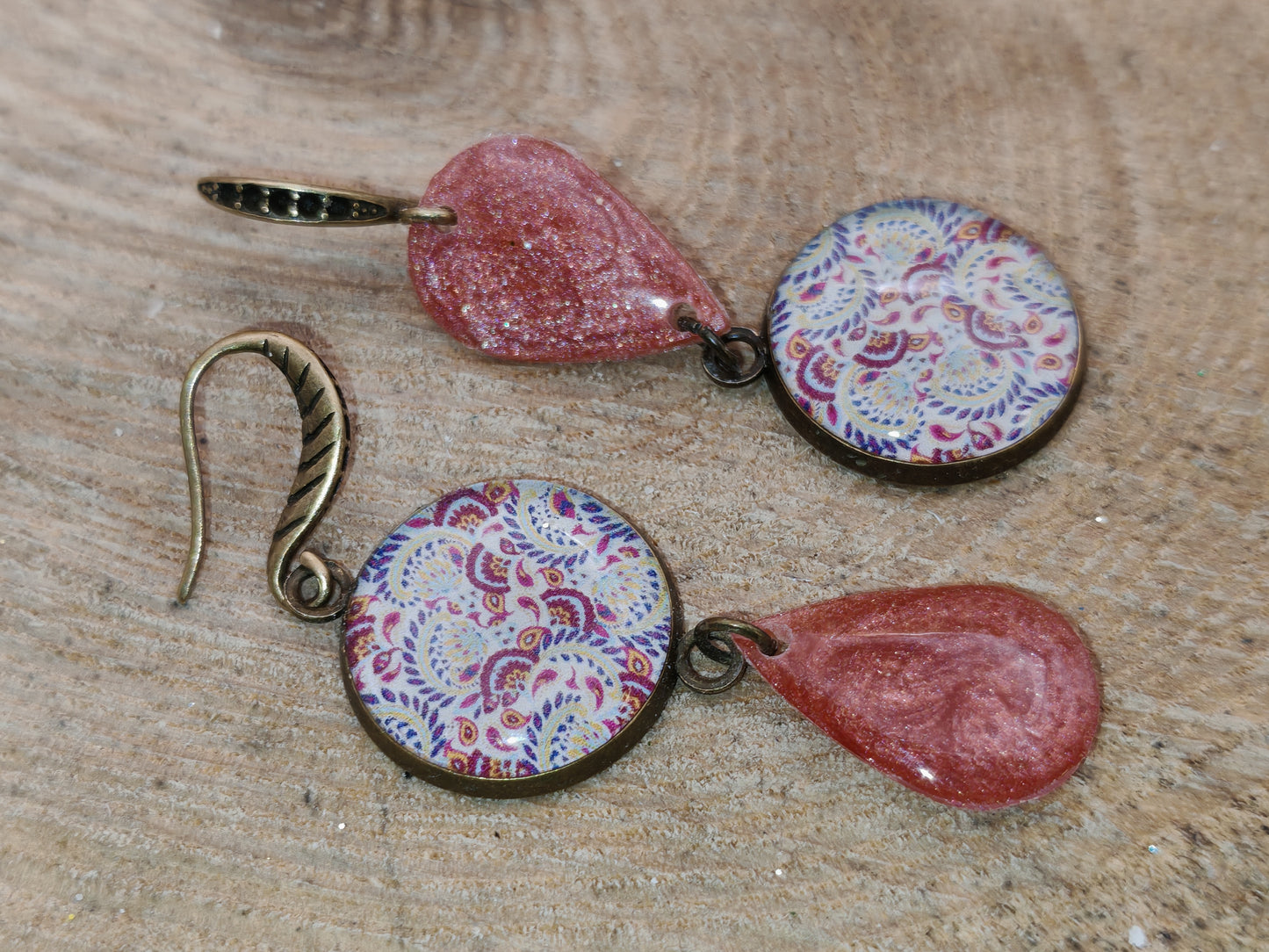 Boucles d’oreilles asymétriques – Paisley grenat
