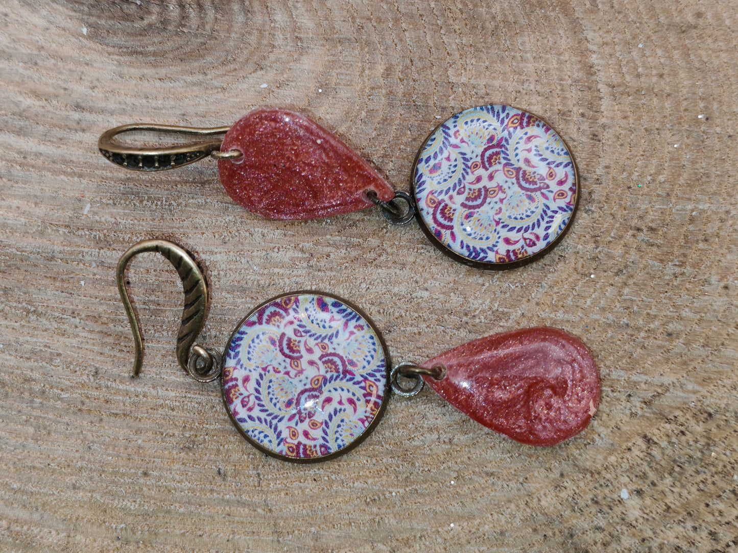 Boucles d’oreilles asymétriques – Paisley grenat