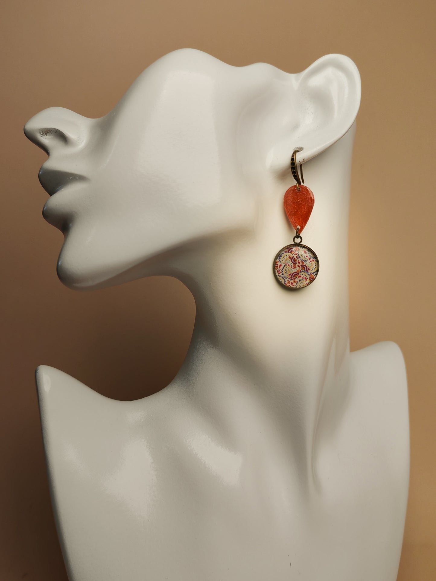 Boucles d’oreilles asymétriques – Paisley grenat