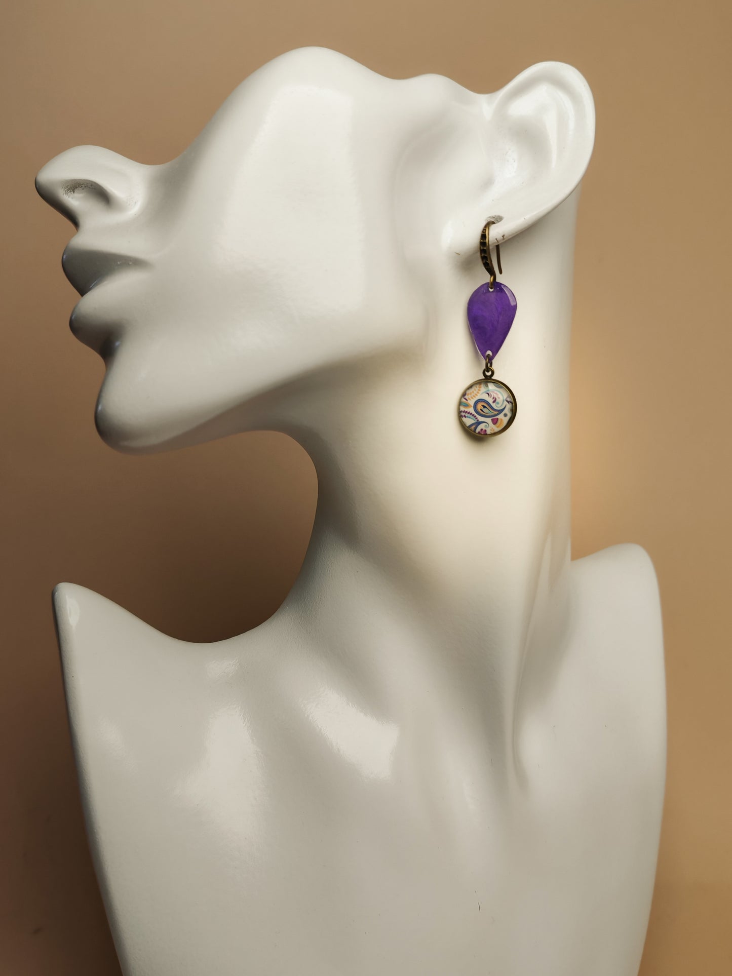 Boucles d’oreilles asymétriques – Arabesques violettes et gouttes nacrées