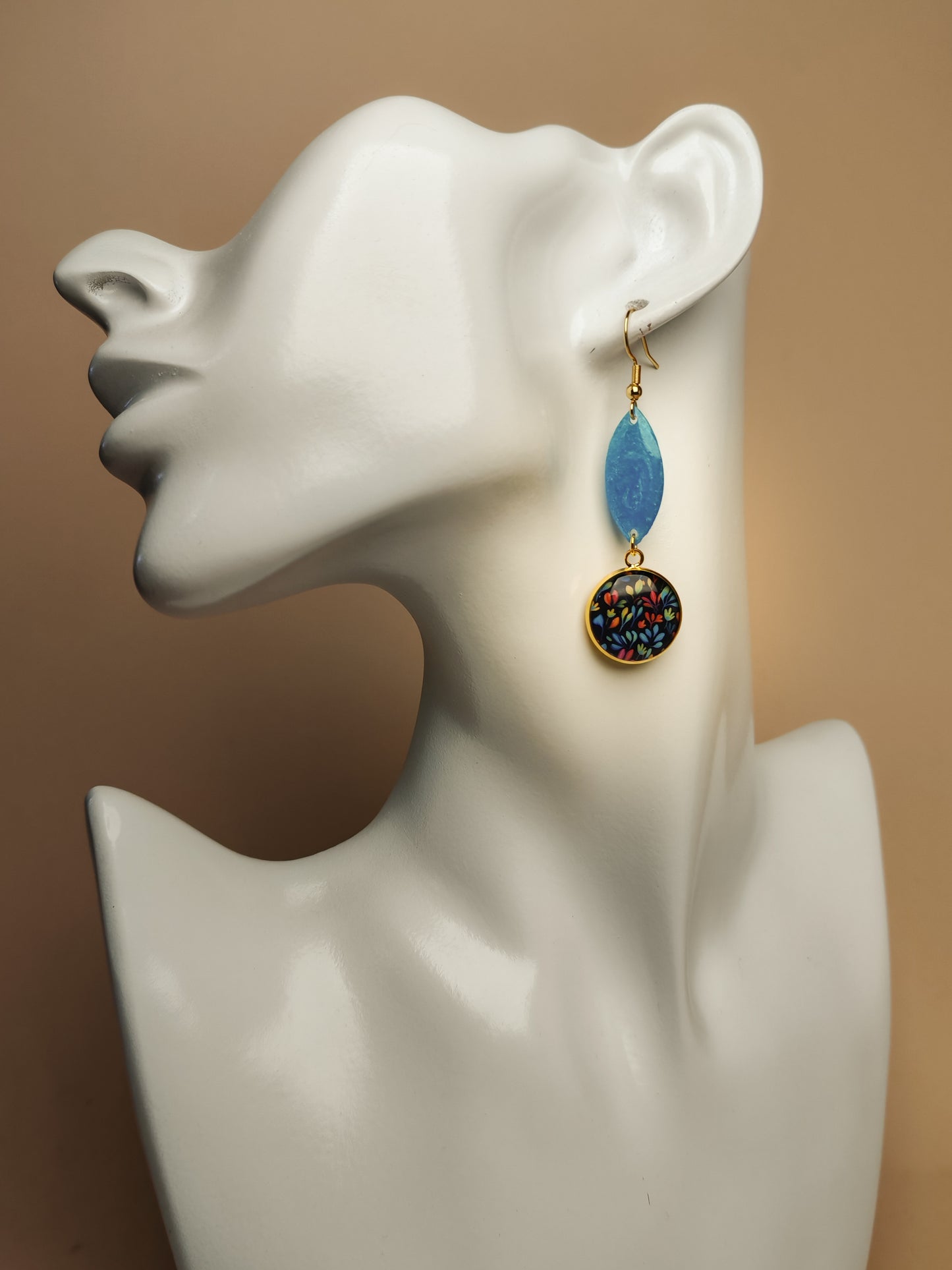 Boucles d’oreilles asymétriques – Feuillage bleu lumineux