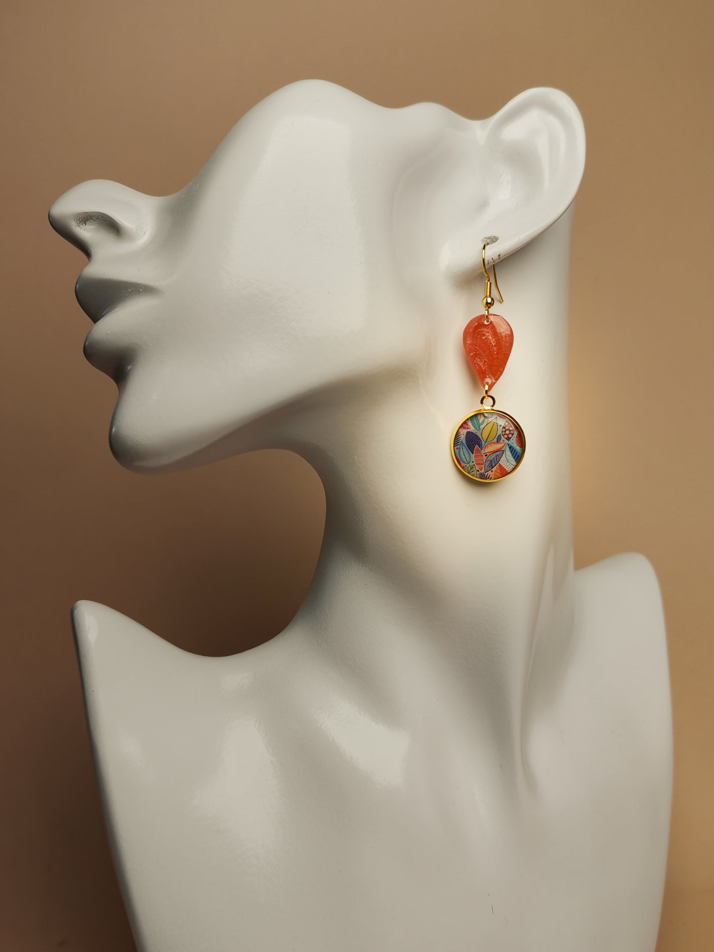 Boucles d’oreilles asymétriques – Feuilles poudrées