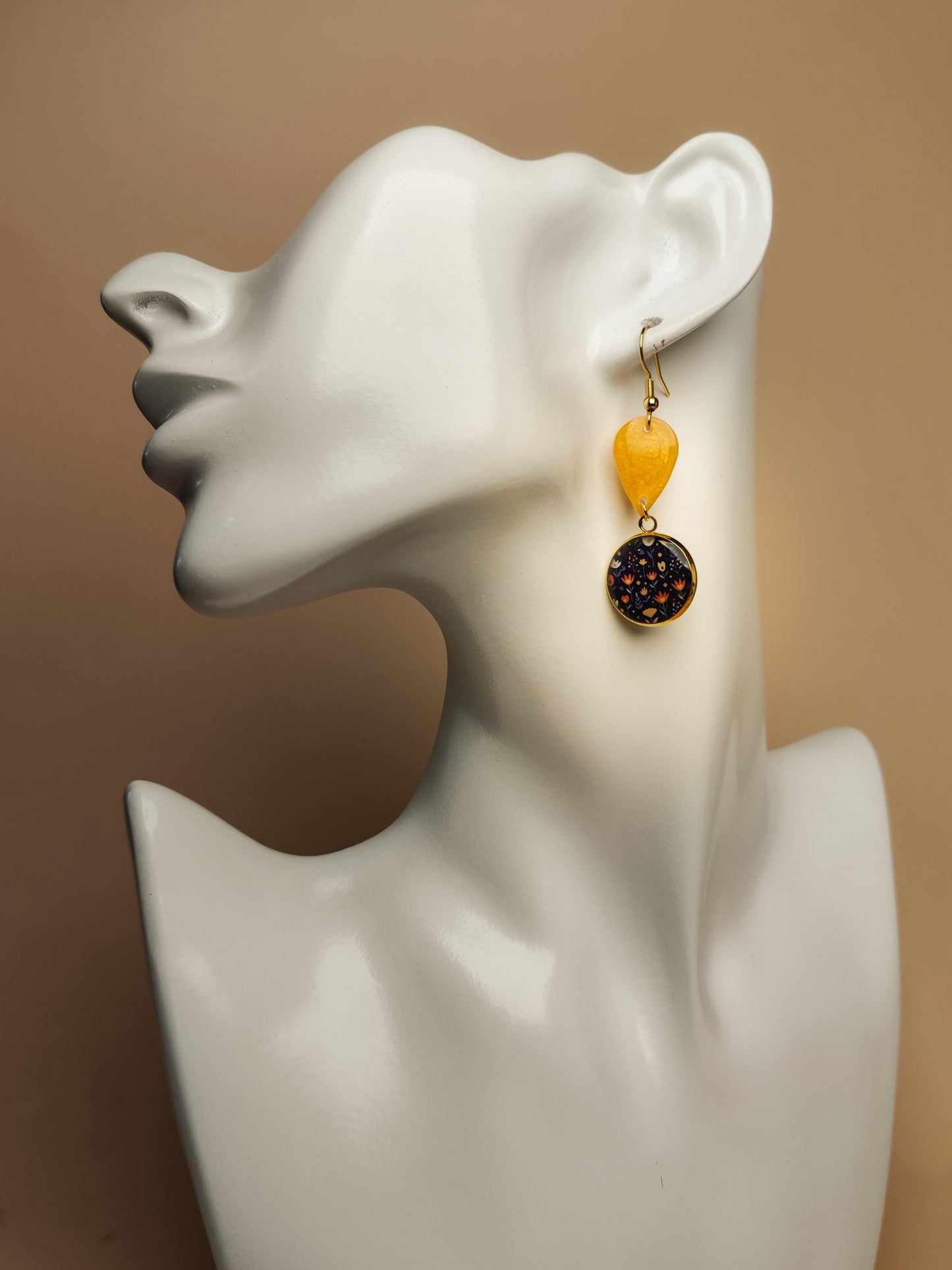 Boucles d’oreilles asymétriques – Fleurs nocturnes et éclat solaire
