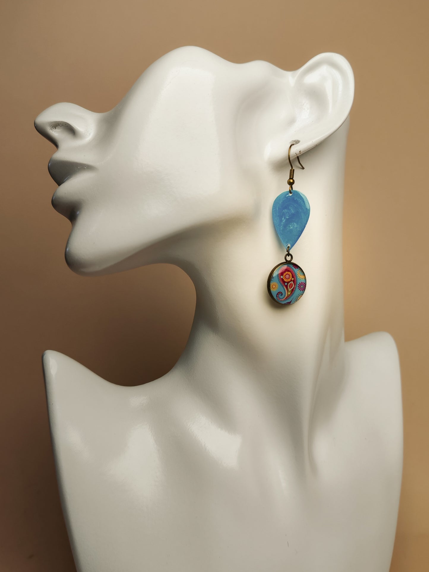 Boucles d’oreilles asymétriques – Paisley lumineux