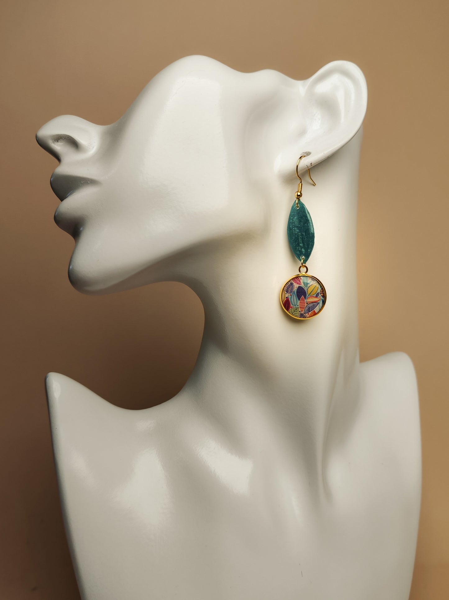 Boucles d’oreilles asymétriques – Feuillages turquoise