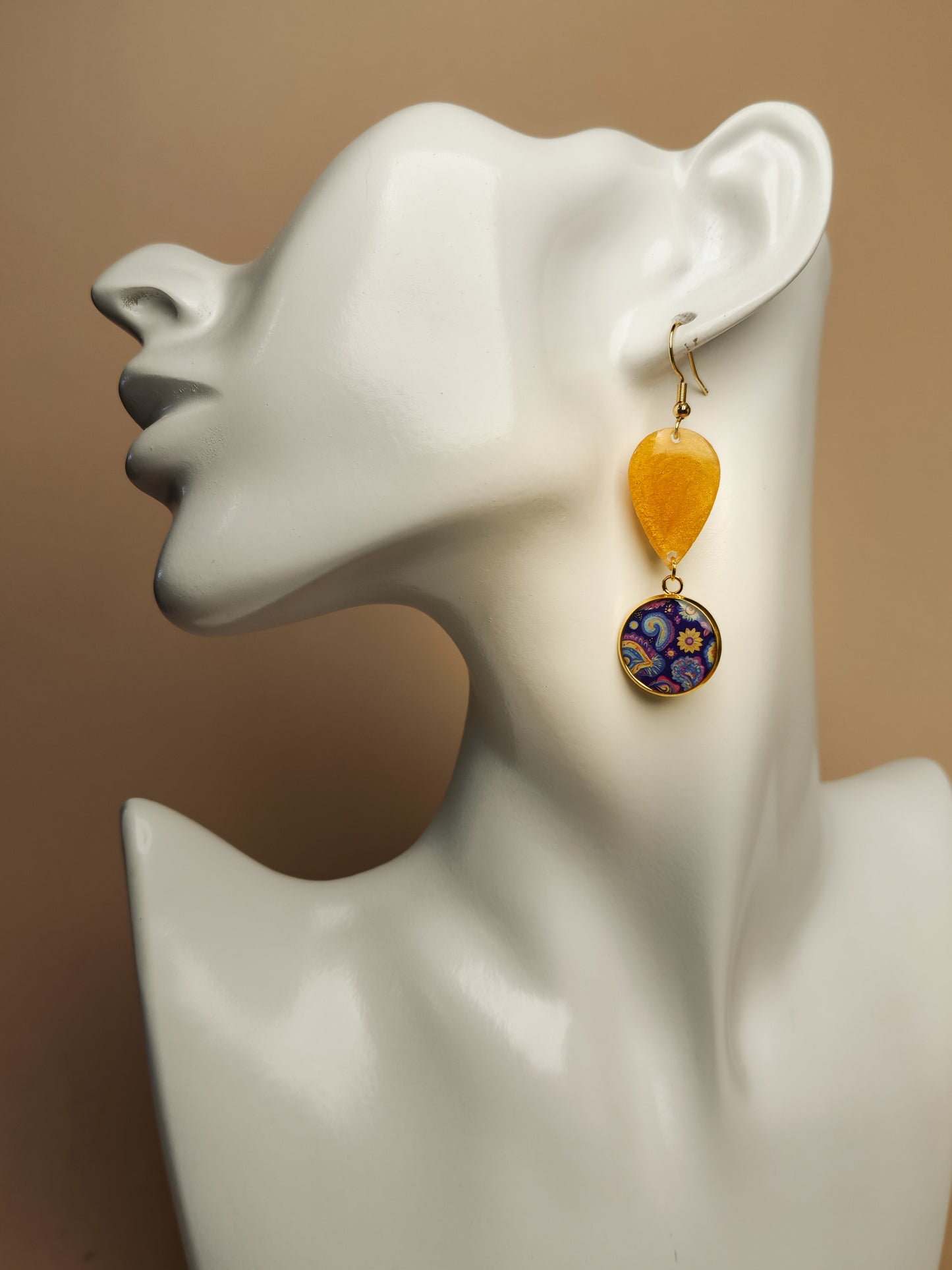 Boucles d’oreilles asymétriques – Éclats safran et volutes nocturnes