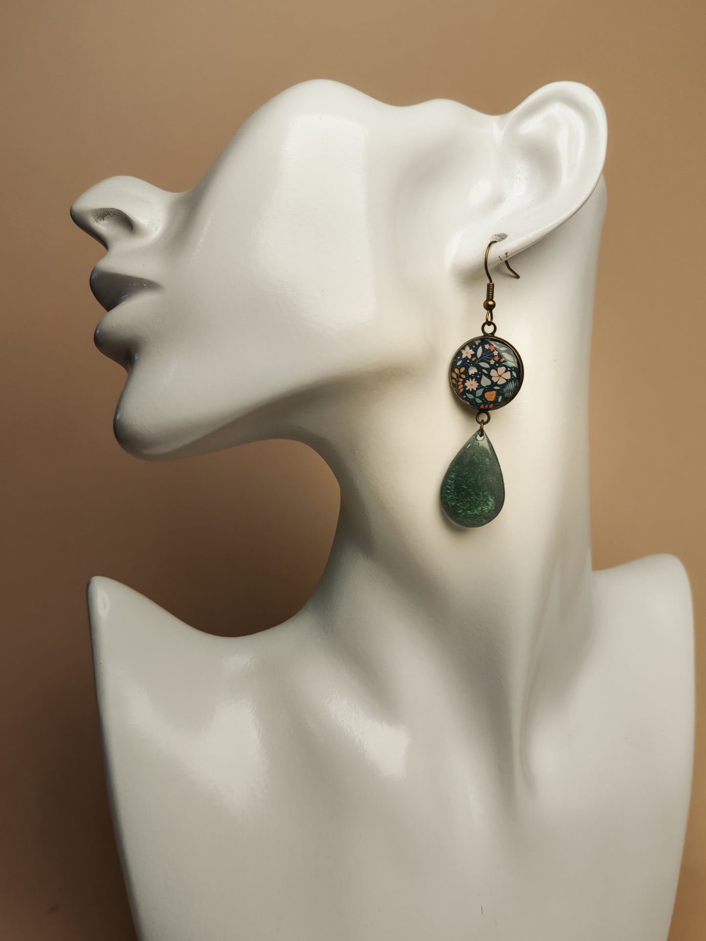 Boucles d’oreilles asymétriques – Feuillage secret et gouttes émeraude