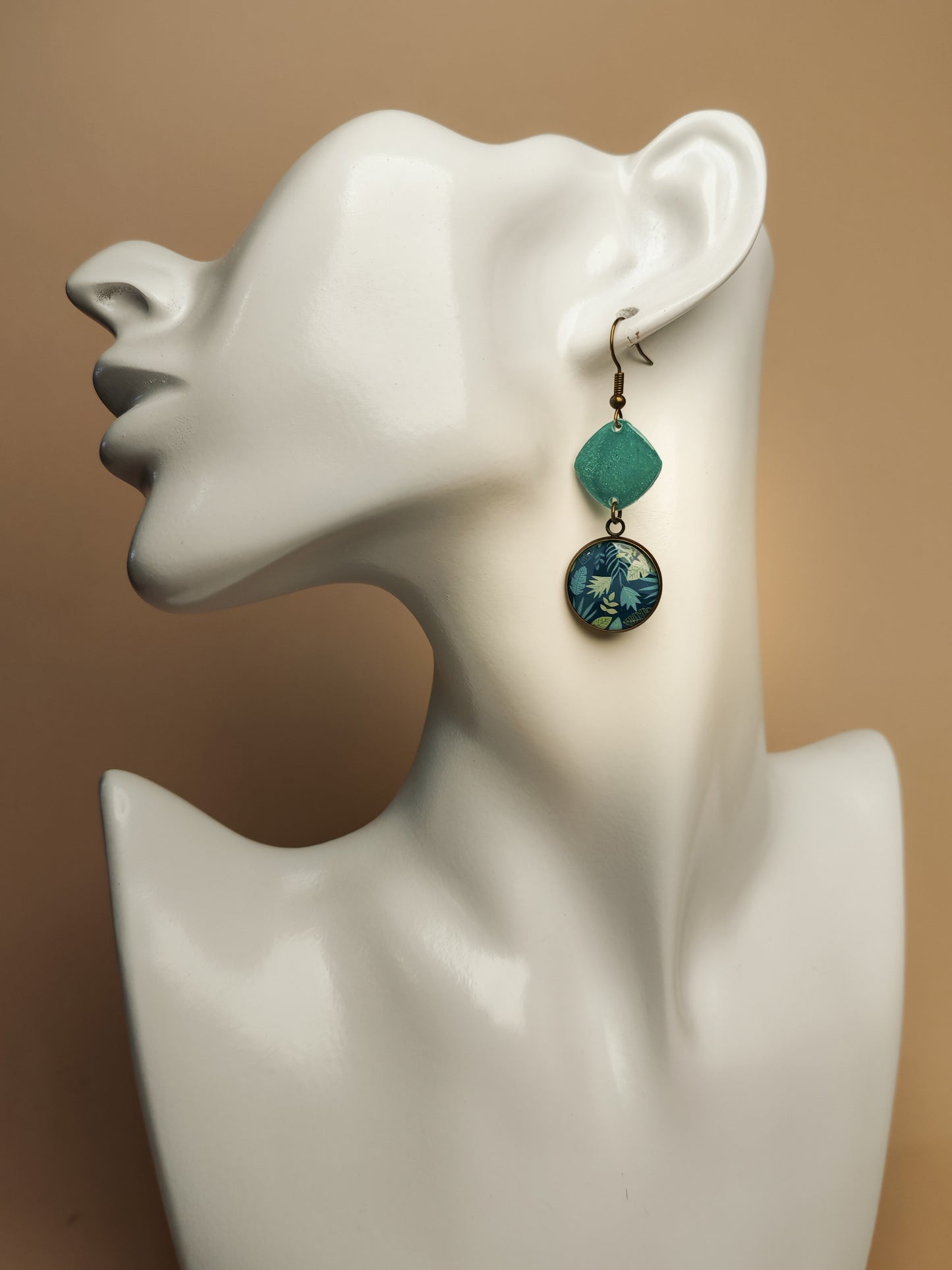 Boucles d’oreilles asymétriques – Feuillages lagon