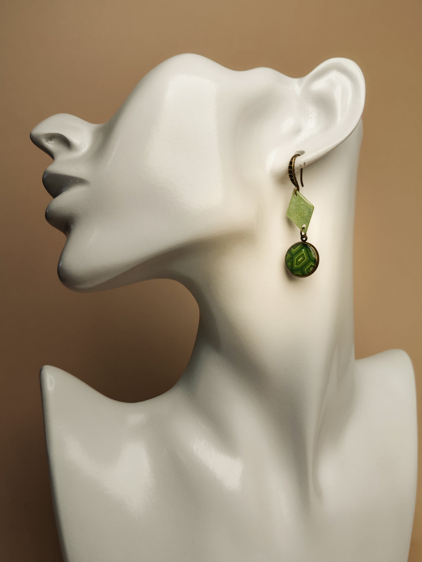 Boucles d’oreilles asymétriques – Géométrie végétale et éclats vert tendre