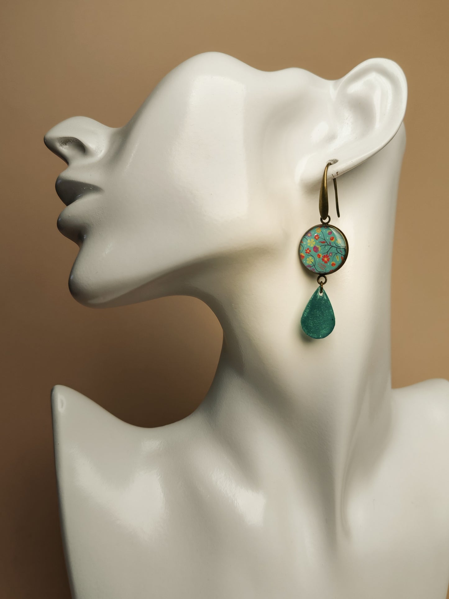 Boucles d’oreilles asymétriques – Floraison turquoise