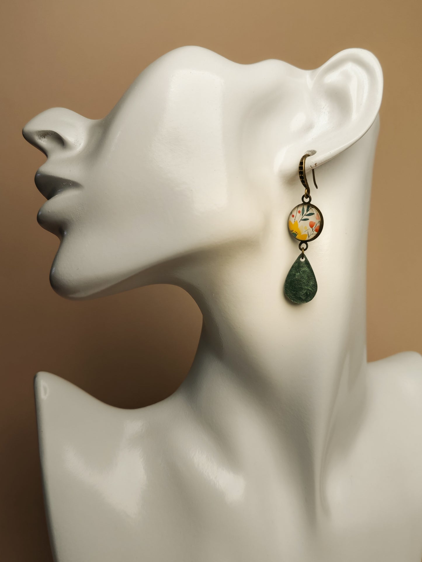 Boucles d’oreilles asymétriques – Herbier lumineux et gouttes vert profond
