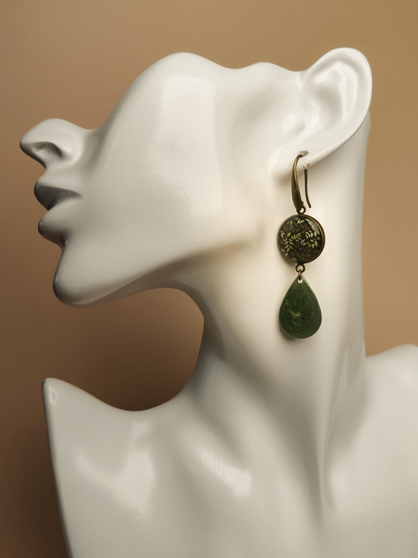 Boucles d’oreilles asymétriques – Feuillage nocturne