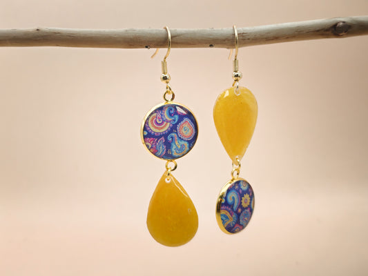 Boucles d’oreilles asymétriques – Éclats safran et volutes nocturnes