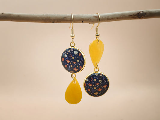 Boucles d’oreilles asymétriques – Fleurs nocturnes et éclat solaire