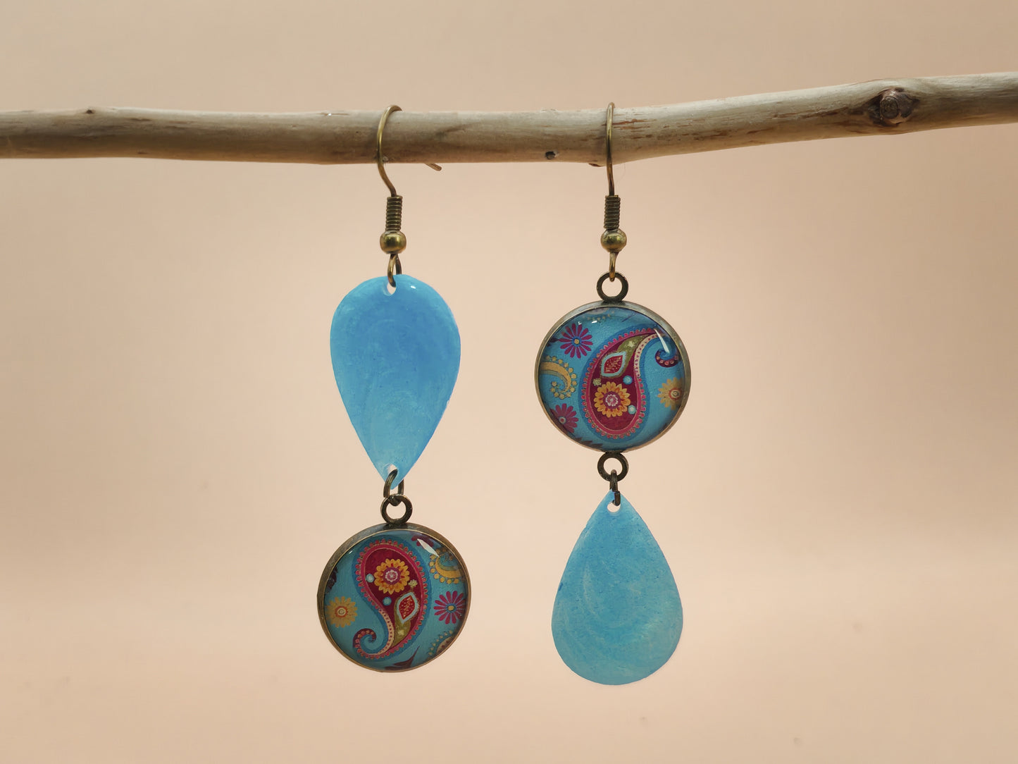 Boucles d’oreilles asymétriques – Paisley lumineux