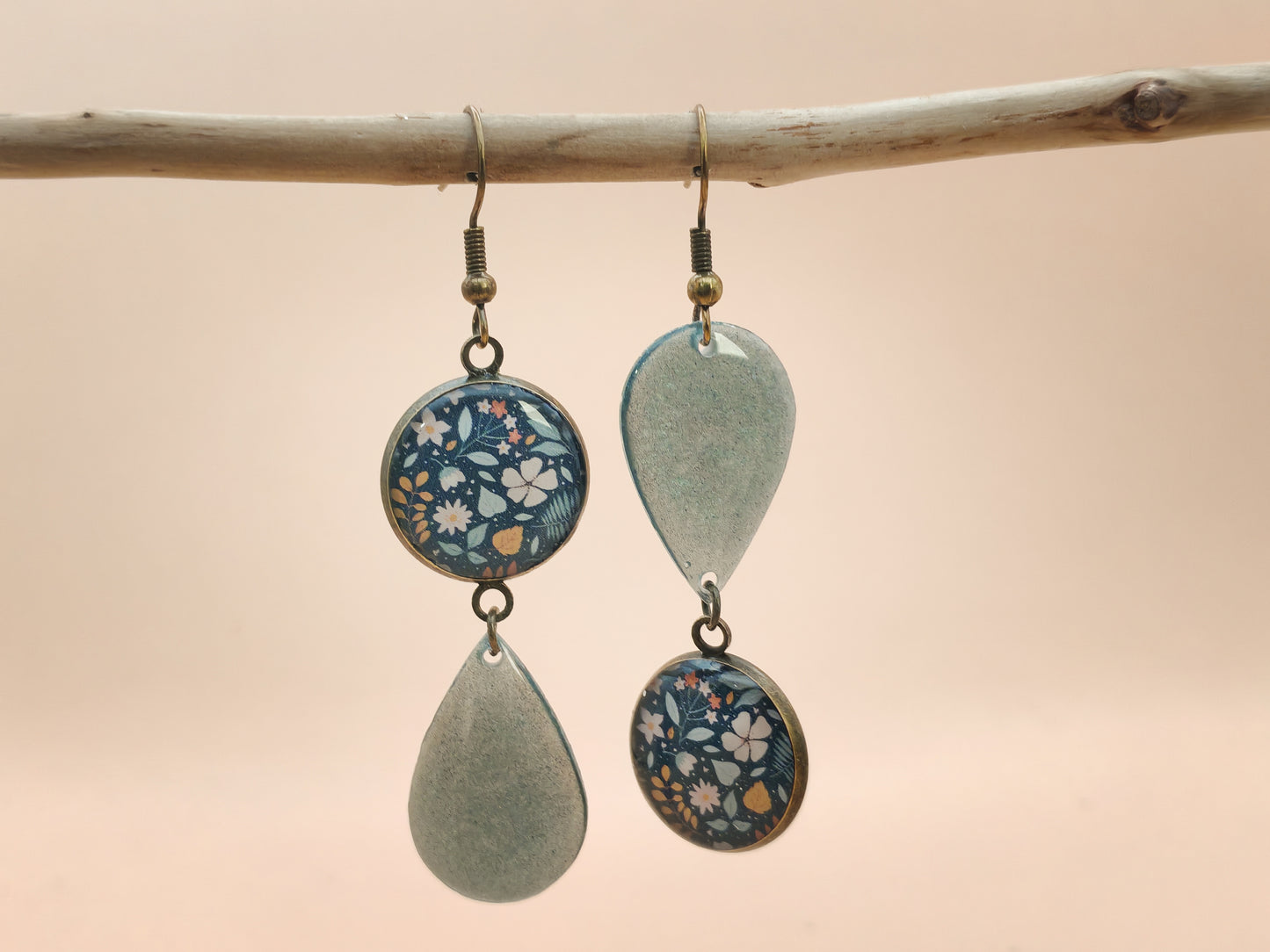 Boucles d’oreilles asymétriques – Feuillage secret et gouttes émeraude