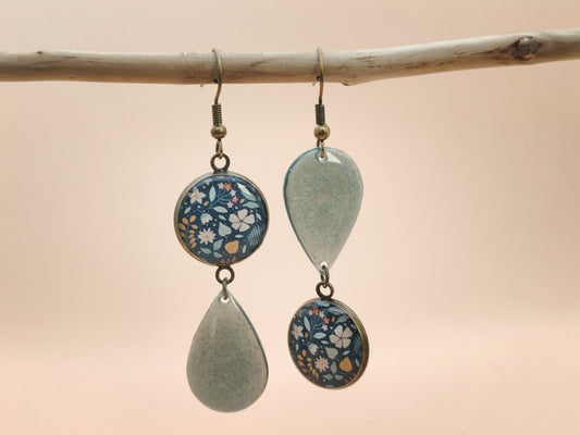 Boucles d’oreilles asymétriques – Feuillage secret et gouttes émeraude