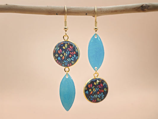 Boucles d’oreilles asymétriques – Feuillage bleu lumineux