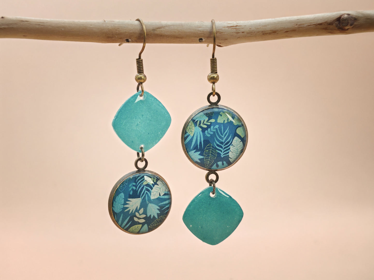 Boucles d’oreilles asymétriques – Feuillages lagon