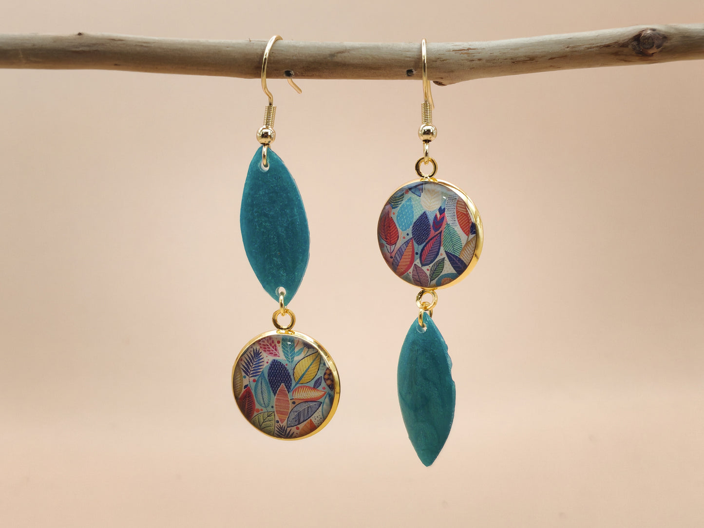Boucles d’oreilles asymétriques – Feuillages turquoise