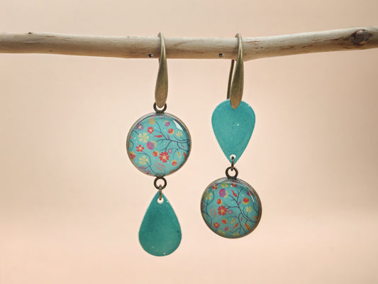Boucles d’oreilles asymétriques – Floraison turquoise