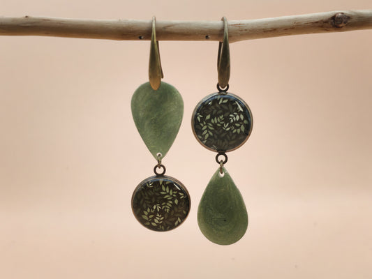 Boucles d’oreilles asymétriques – Feuillage nocturne