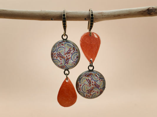 Boucles d’oreilles asymétriques – Paisley grenat