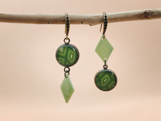 Boucles d’oreilles asymétriques – Géométrie végétale et éclats vert tendre
