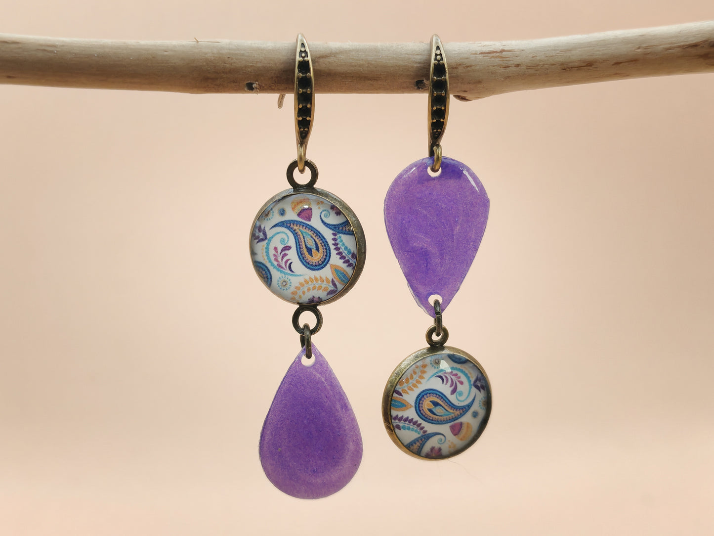Boucles d’oreilles asymétriques – Arabesques violettes et gouttes nacrées