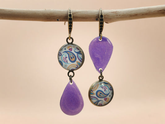 Boucles d’oreilles asymétriques – Arabesques violettes et gouttes nacrées