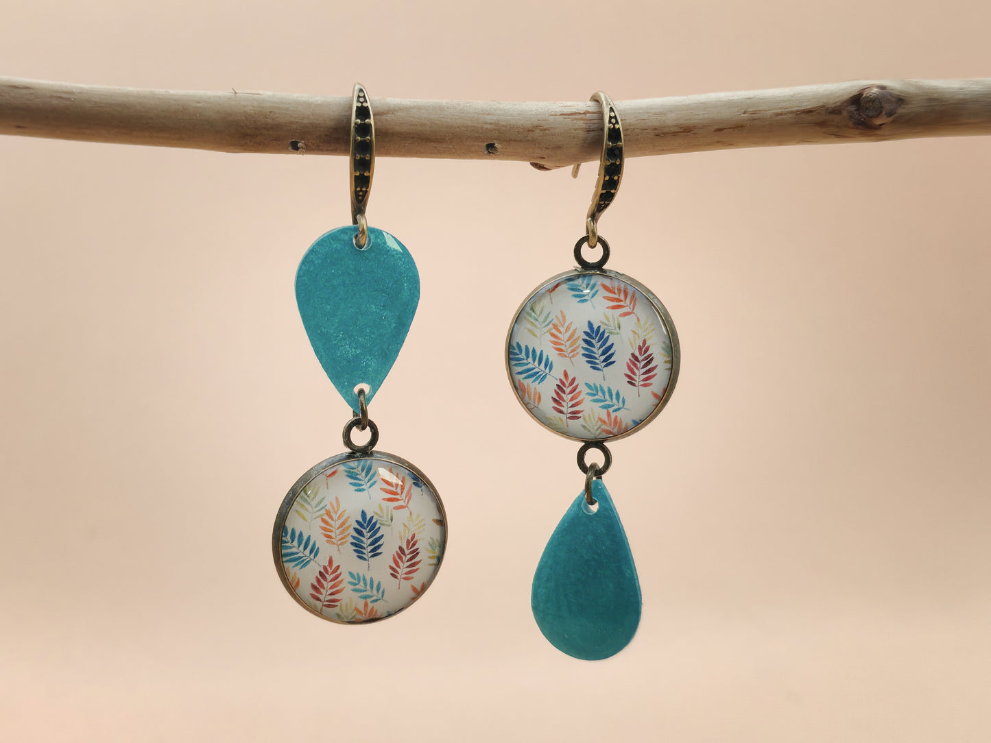 Boucles d’oreilles asymétriques – Feuillages d’automne clair