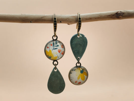 Boucles d’oreilles asymétriques – Herbier lumineux et gouttes vert profond