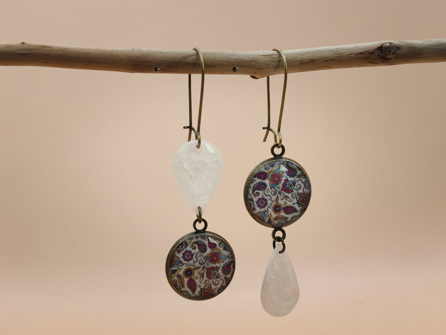 Boucles d’oreilles asymétriques – Dentelle florale nacrée