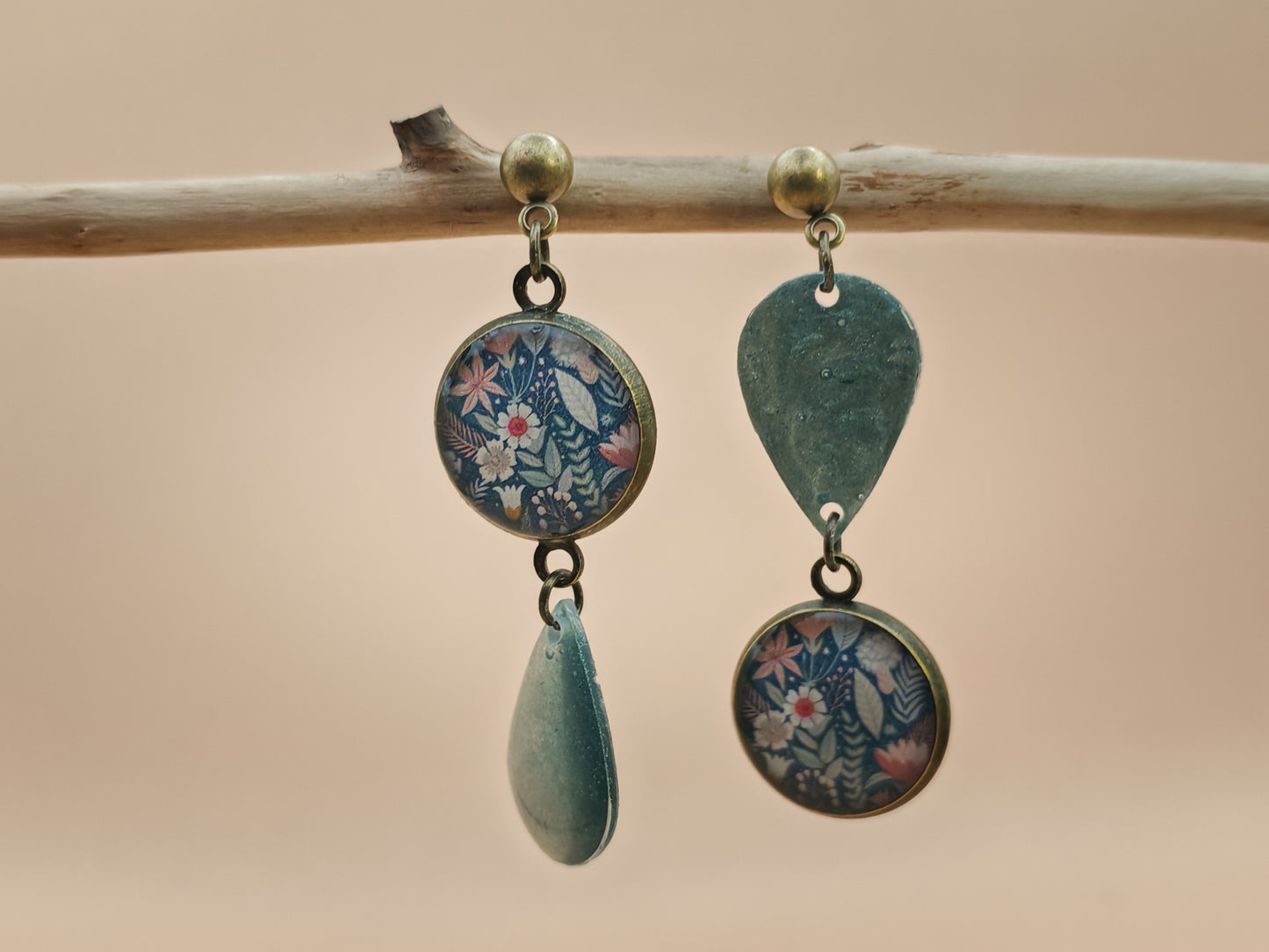 Boucles d’oreilles asymétriques – Feuillages d’aube et rosée minérale