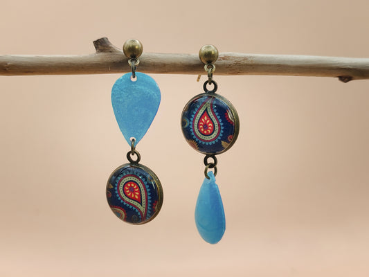 Boucles d’oreilles asymétriques – Cachemire azur et reflets d’eau