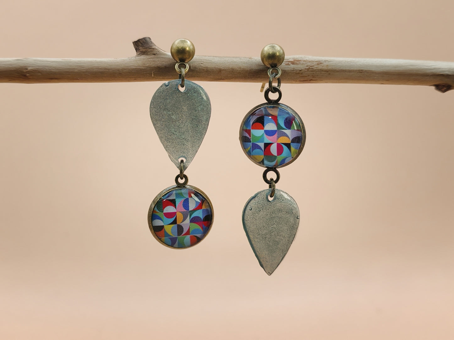 Boucles d’oreilles asymétriques – Mosaïque colorée et gouttes vert profond