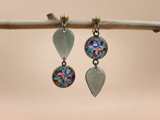 Boucles d’oreilles asymétriques – Mosaïque colorée et gouttes vert profond