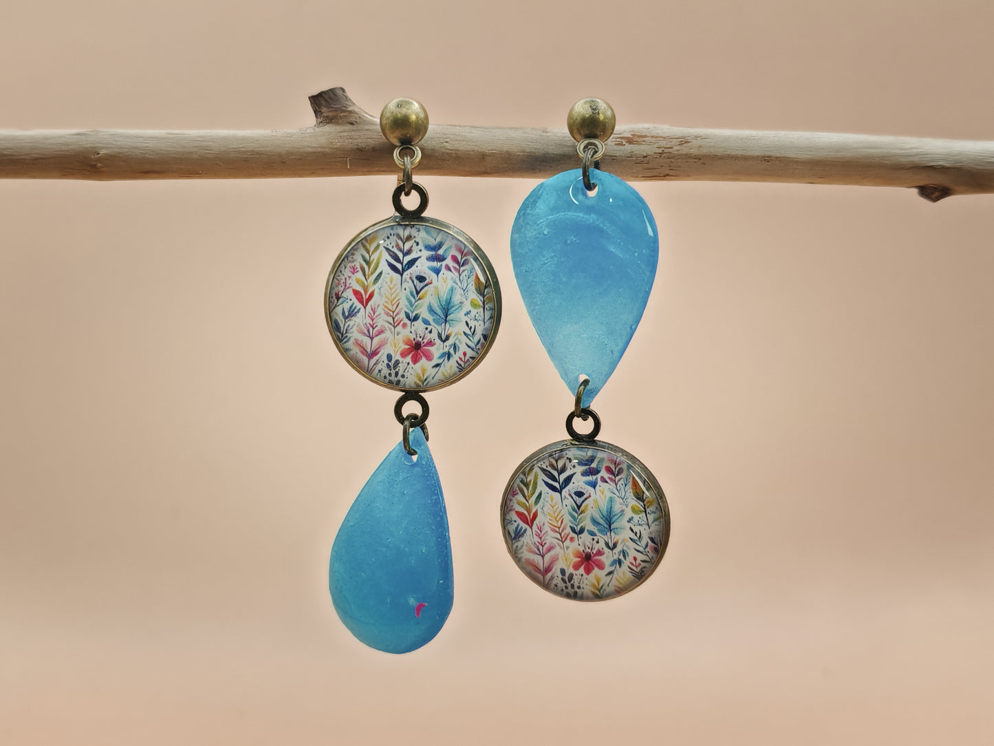 Boucles d’oreilles asymétriques – Floraison azurée