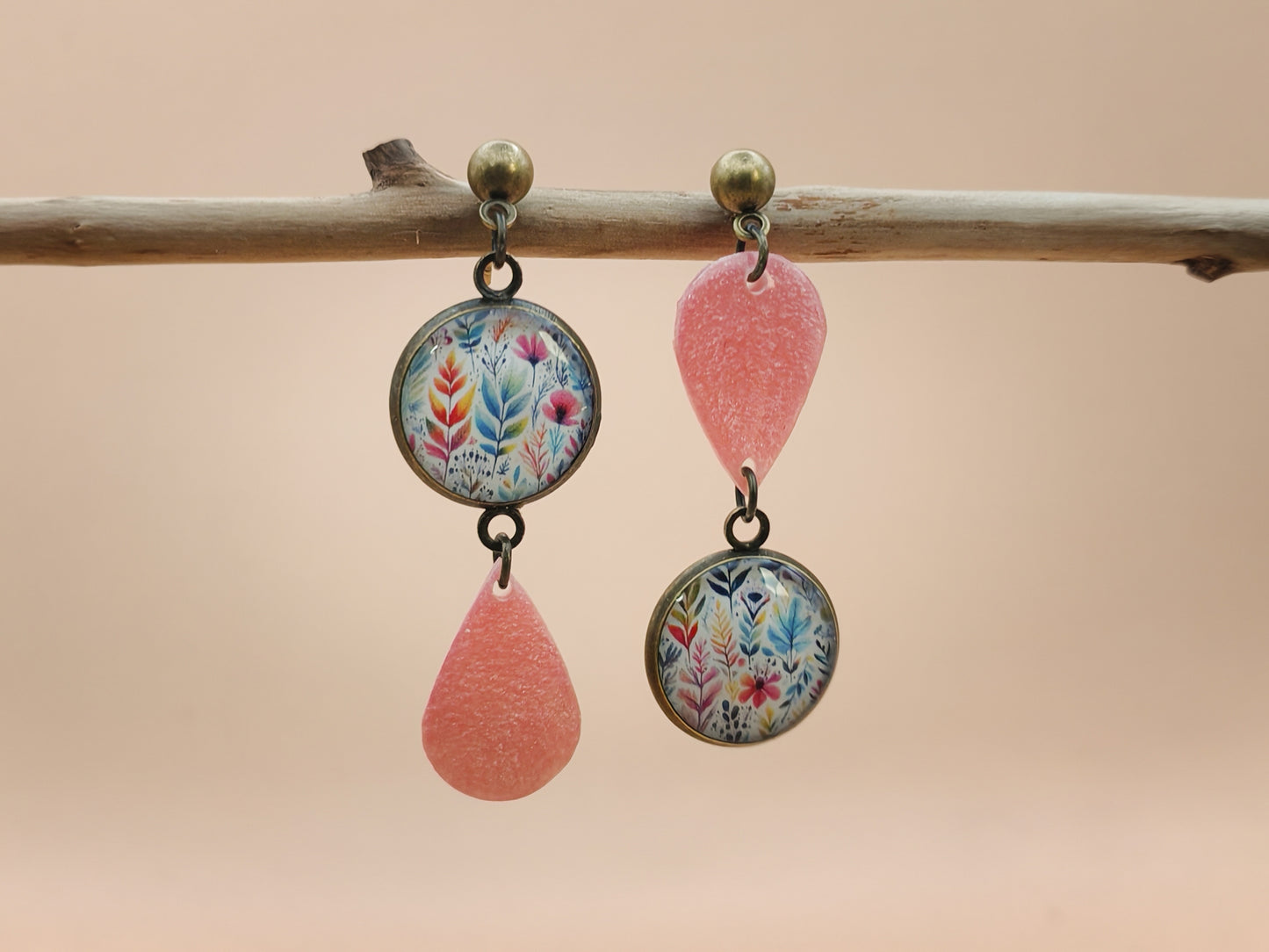 Boucles d’oreilles asymétriques – Feuillages pastel et éclat corail