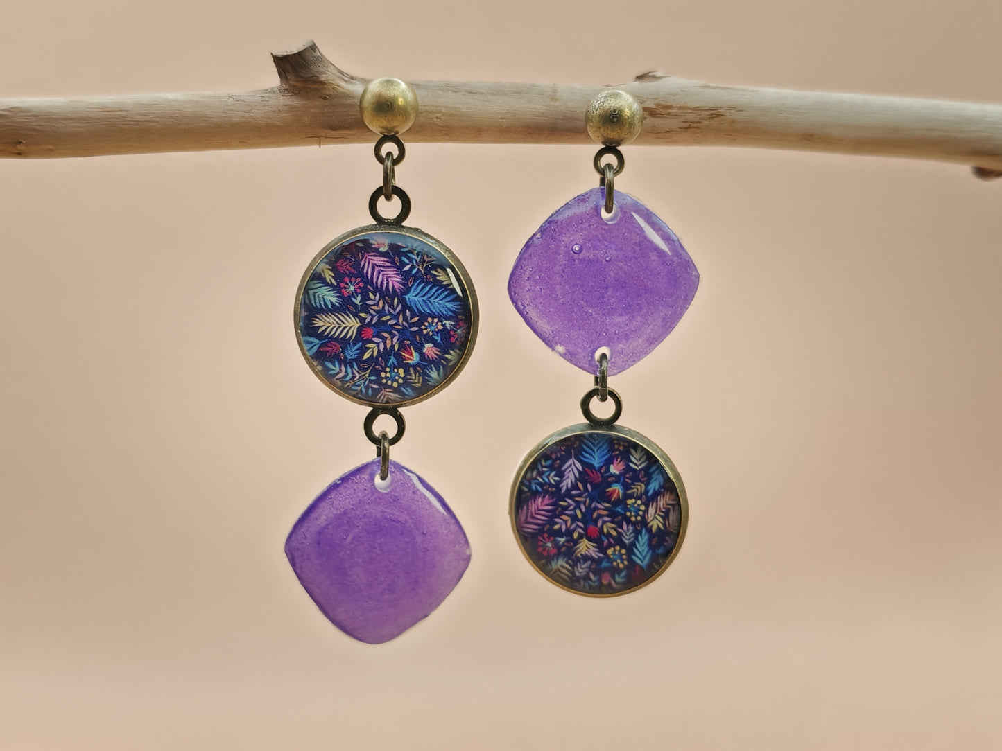 Boucles d’oreilles asymétriques – Sous-bois nocturne et éclats d’améthyste