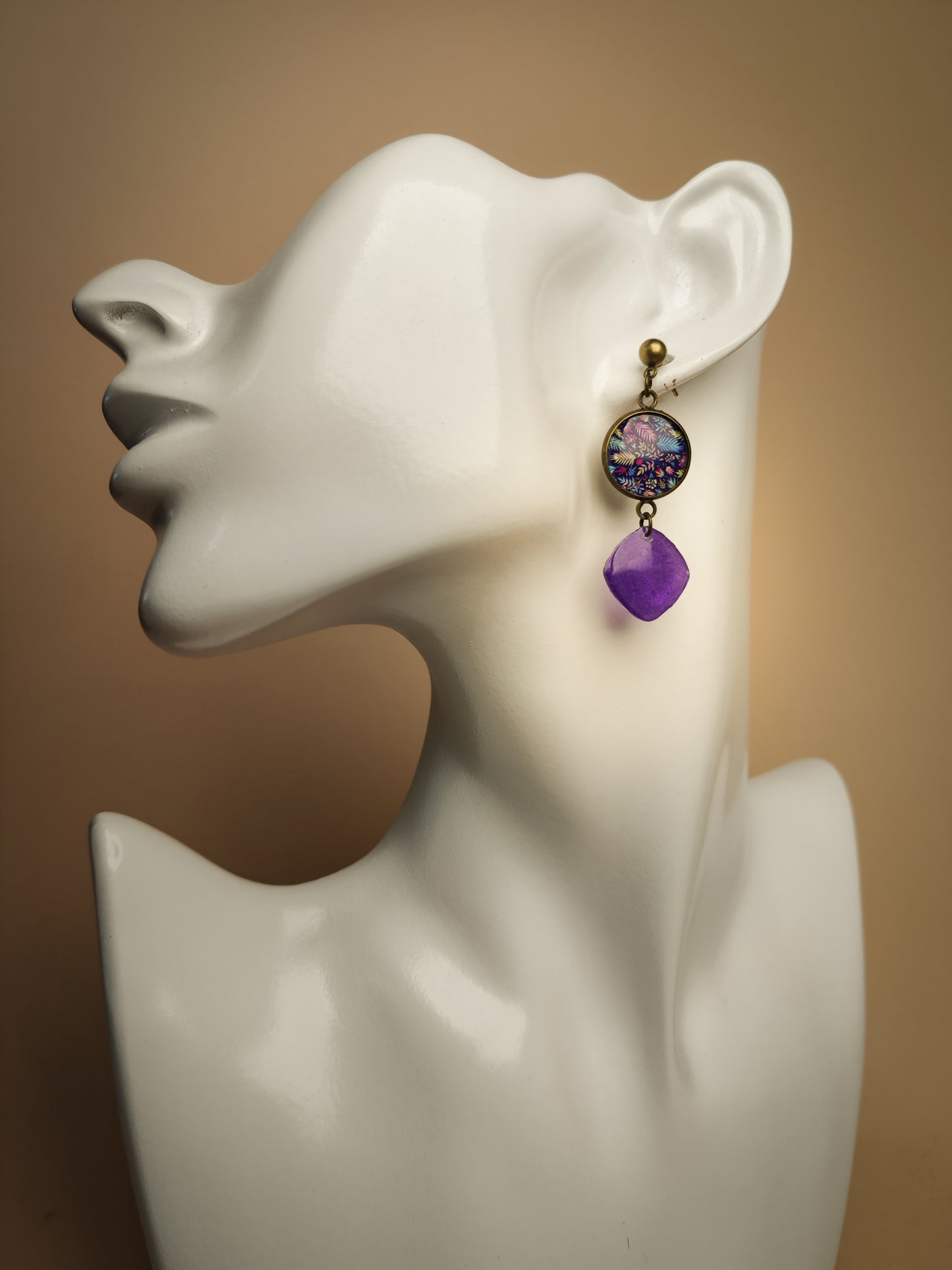 Boucles d’oreilles asymétriques – Sous-bois nocturne et éclats d’améthyste