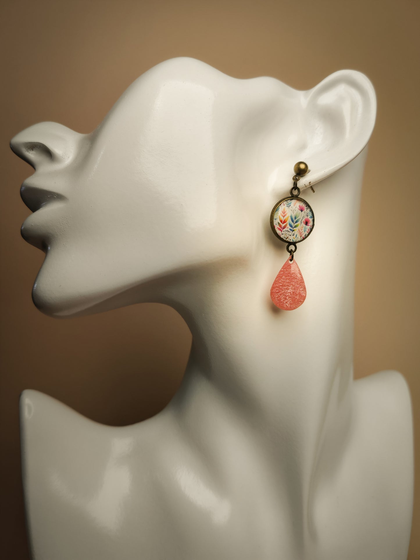 Boucles d’oreilles asymétriques – Feuillages pastel et éclat corail