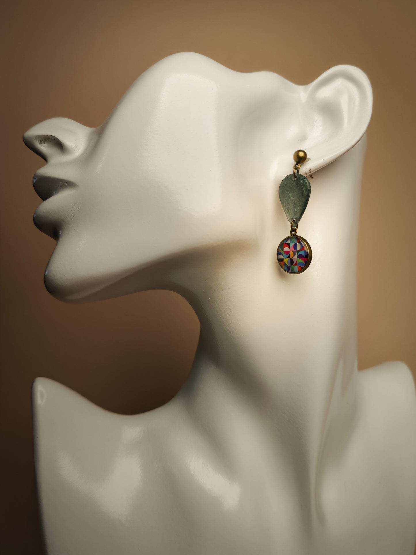 Boucles d’oreilles asymétriques – Mosaïque colorée et gouttes vert profond