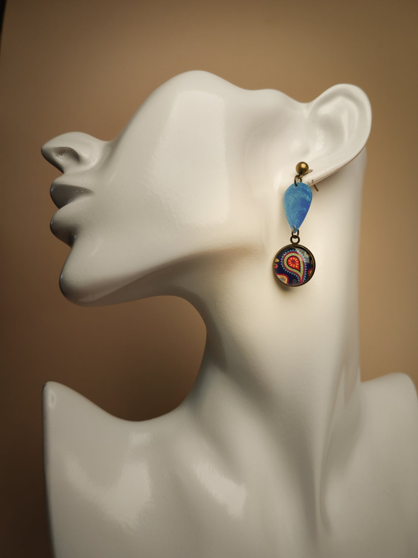 Boucles d’oreilles asymétriques – Cachemire azur et reflets d’eau