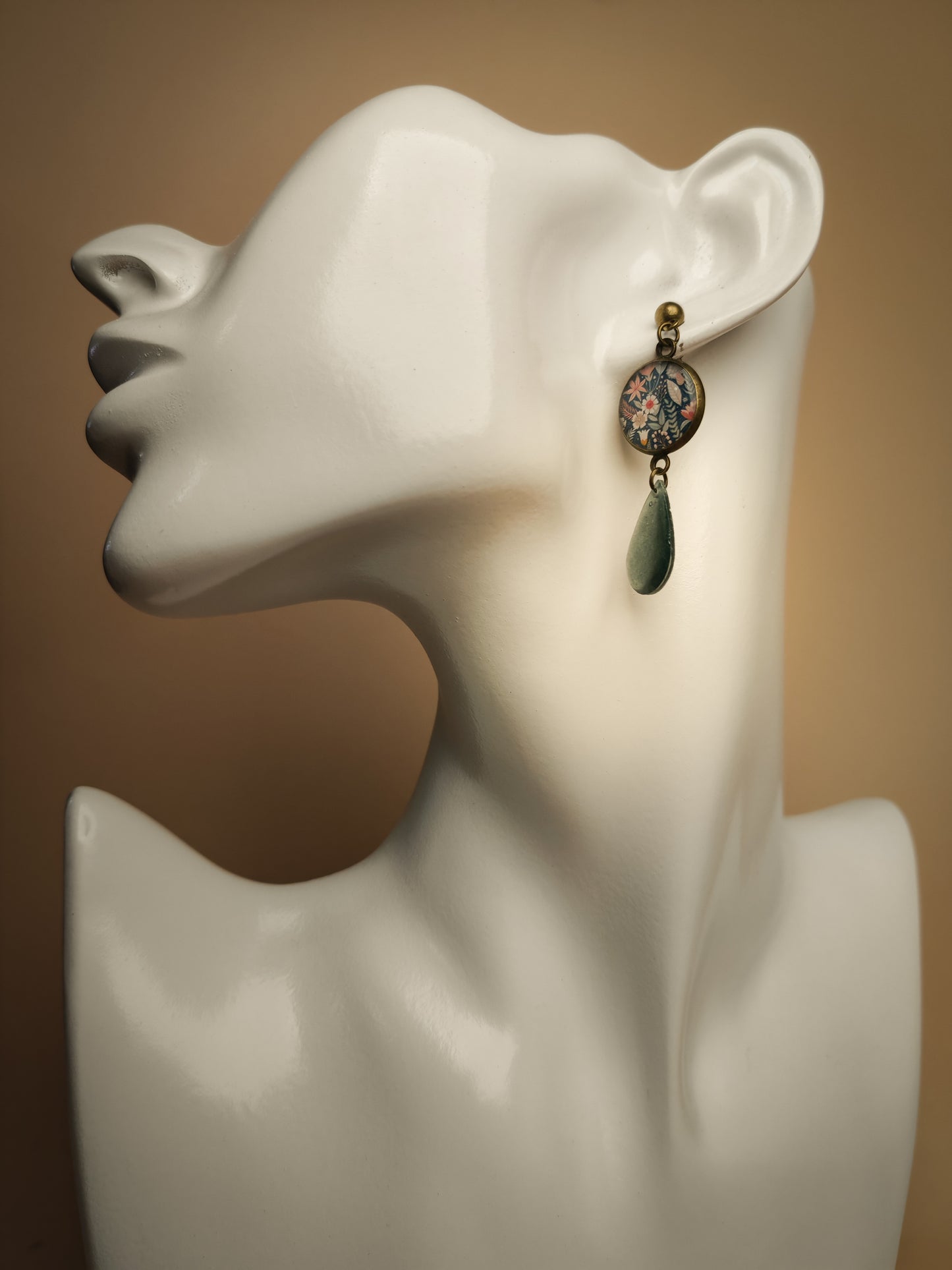 Boucles d’oreilles asymétriques – Feuillages d’aube et rosée minérale