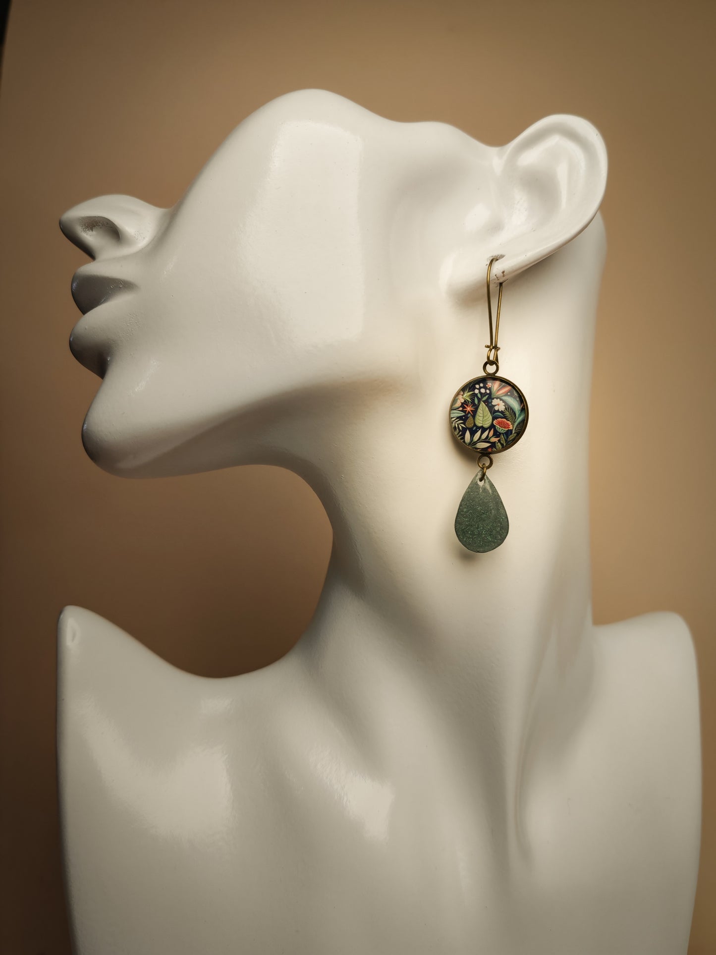 Boucles d’oreilles asymétriques – Feuillage nocturne