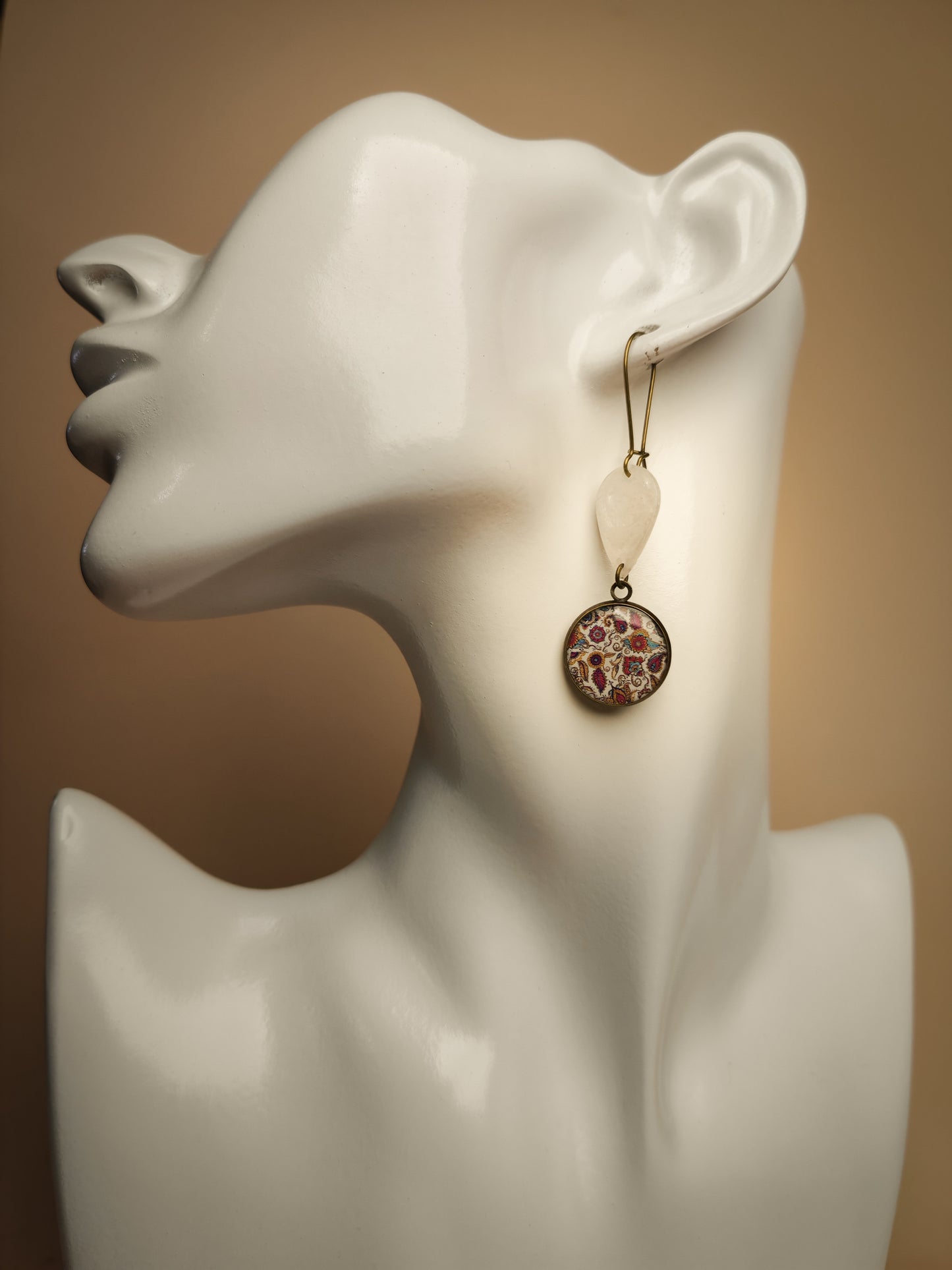 Boucles d’oreilles asymétriques – Dentelle florale nacrée