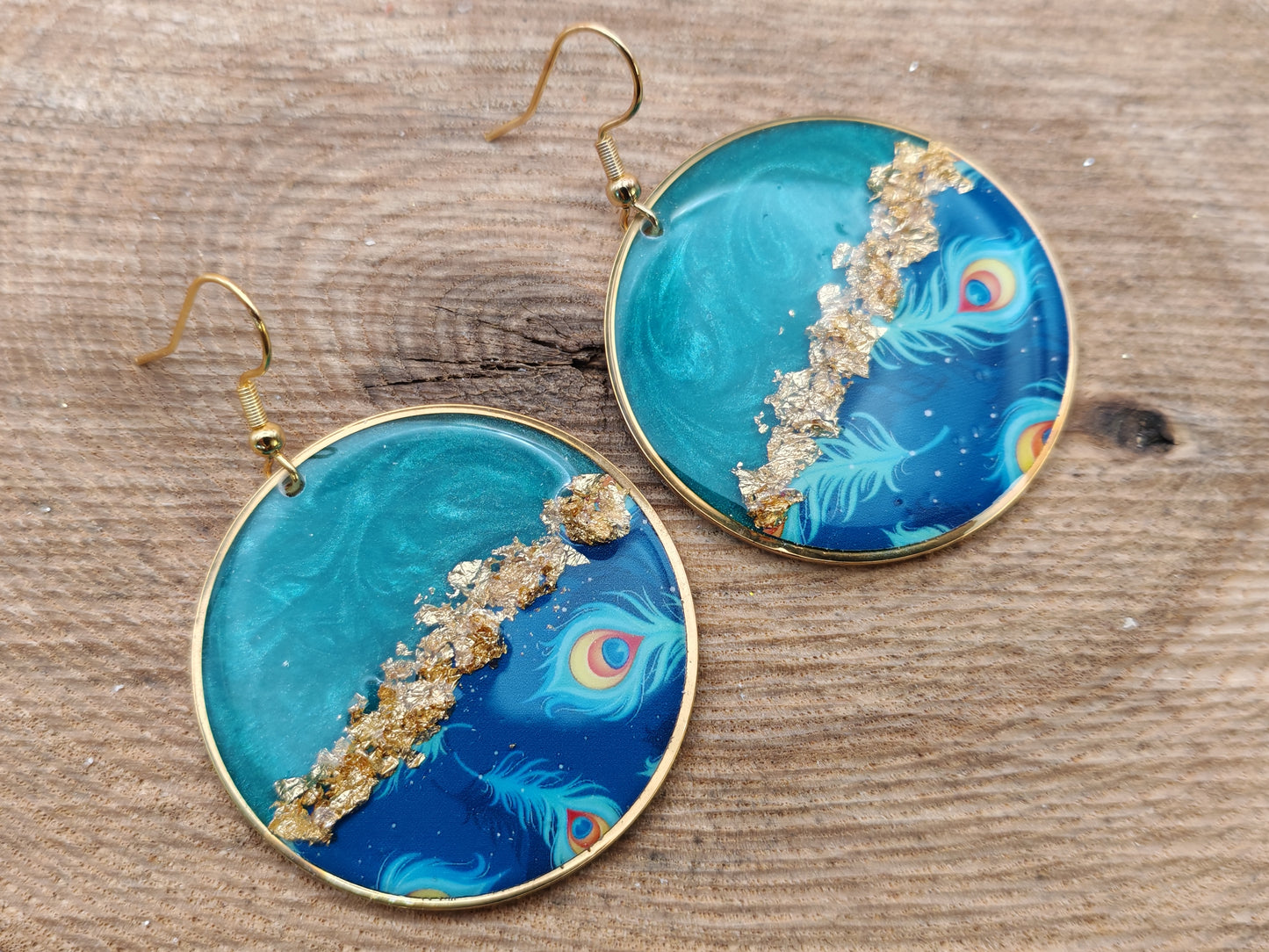 Boucles d’oreilles pendantes – Plumes célestes et éclat doré